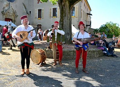 Les Troubadours au c�ur du village. 