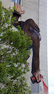 Le monstre investit la tour , vis� par Michel. 